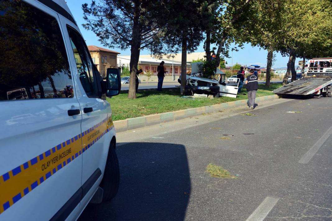 Ağacın içine giren otomobil görenleri hayrete düşürdü! 1 ölü, 1 yaralı 3